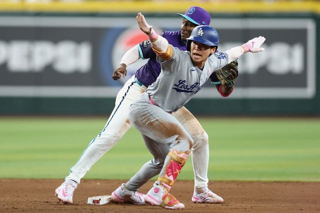 LA 다저스 김혜성이 12일 미국 애리조나주 피닉스의 체이스필드에서 열린 2025 미국프로야구 메이저리그 애리조나 다이아몬드백스와의 원정경기에 8번타자 겸 2루수로 선발 출전해 3타수 1안타를 기록했다. 시즌 타율은 0.316에서 0.318로 소폭 상승했다. AFP 연합뉴스