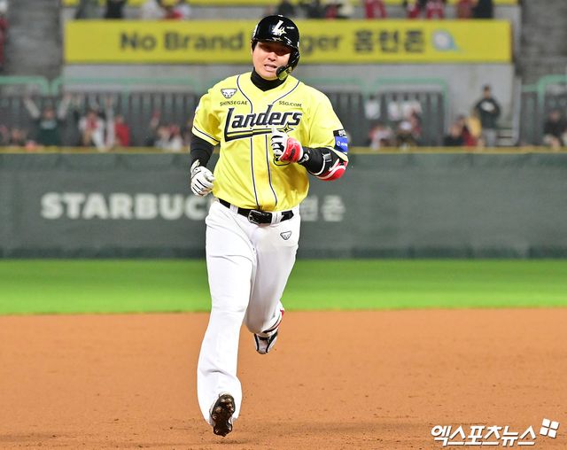 10일 오후 인천SSG랜더스필드에서 열린 '2025 신한 SOL Bank KBO리그' KIA 타이거즈와 SSG 랜더스의 경기, 9회말 2사 SSG 최정이 솔로 홈런을 날린 후 그라운드를 돌고 있다. 문학, 김한준 기자