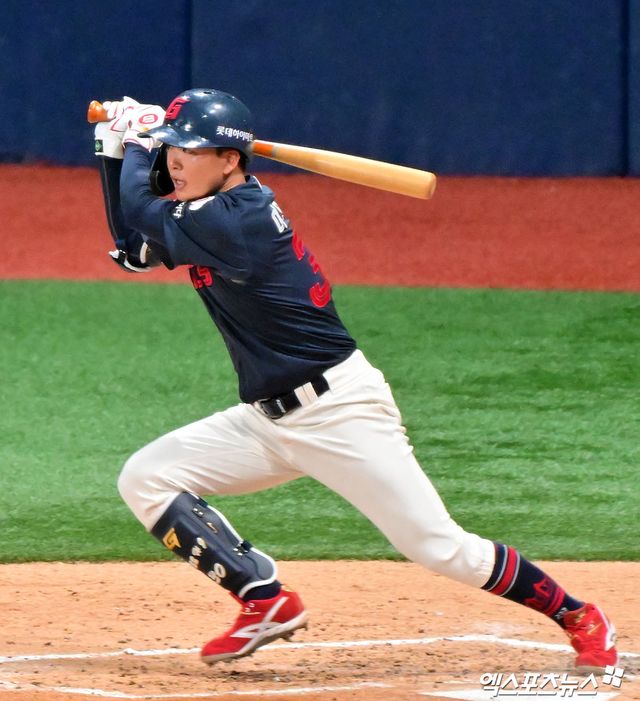 롯데 내야수 이호준은 11일 수원KT위즈파크에서 열린 '2025 신한 SOL Bank KBO 리그' KT와 더블헤더 2경기에서 8번타자 유격수로 선발 출전했다. 4회초 상대 선발 오원석의 슬라이더에 머리를 맞으며 부상으로 중도 교체됐다. 엑스포츠뉴스 DB