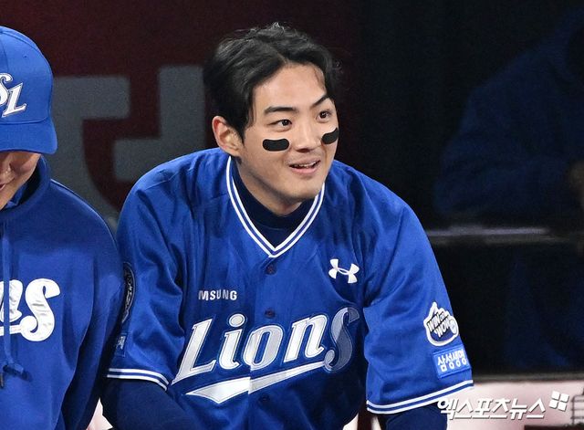 삼성 라이온즈 구자욱이 경기에서 홈런을 친 뒤 더그아웃에서 미소 짓고 있다. 엑스포츠뉴스 DB