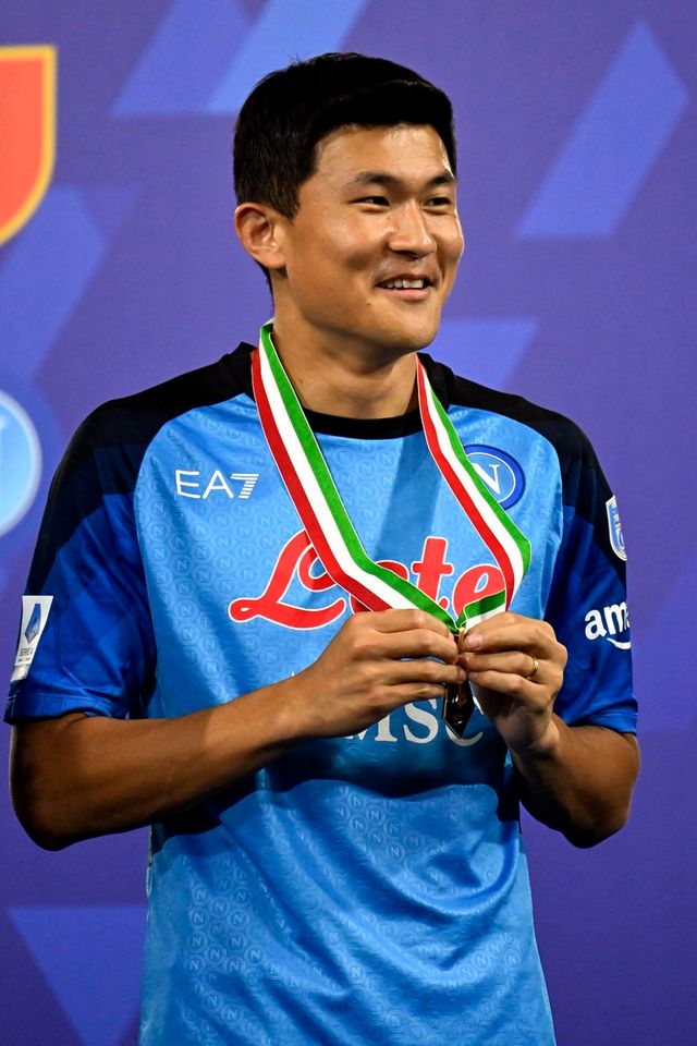 뱅상 콤파니 감독이 이끄는 바이에른 뮌헨이 11일(한국시간) 독일 뮌헨에 있는 알리안츠 아레나에서 열린 보루시아 묀헨글라트바흐에서 열린 2024-2025시즌 분데스리가 33라운드, 뮌헨의 시즌 마지막 홈 경기에서 승리했다.&nbsp; 이미 우승을 확정 지은 뮌헨은 마지막 홈 경기를 승리로 자축하면서 화려한 우승 세레머니를 했다. 아킬레스건 부상으로 명단에 빠진 김민재 역시 이날 경기장에 참석해 세레머니를 함께 했다.&nbsp;SNS