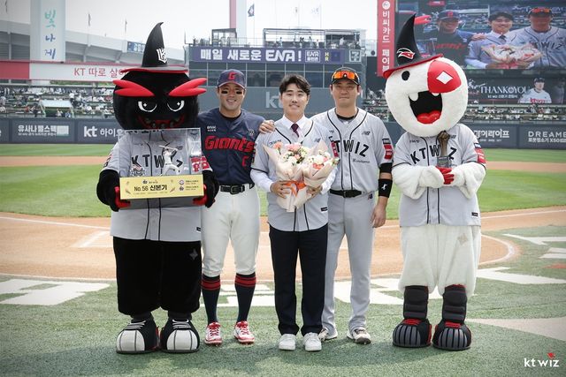 前 롯데, KT 내야수 신본기(가운데)는 11일 수원KT위즈파크에서 열린 '2025 신한 SOL Bank KBO 리그' KT 위즈와 롯데 자이언츠 더블헤더 1경기 자신의 은퇴식에 참가했다. 신본기는 선수 생활 내내 많은 응원을 보내준 팬들에게 고개 숙여 감사 인사를 전했다. KT 위즈