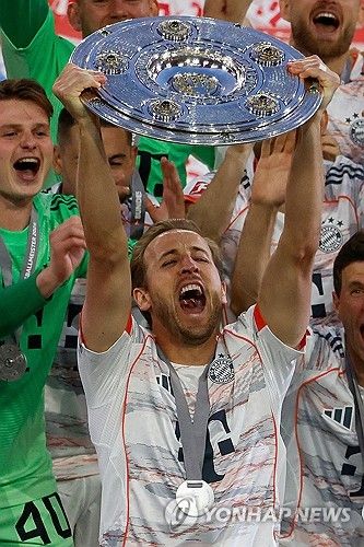 뱅상 콤파니 감독이 이끄는 바이에른 뮌헨이 11일(한국시간) 독일 뮌헨에 있는 알리안츠 아레나에서 열린 보루시아 묀헨글라트바흐에서 열린 2024-2025시즌 분데스리가 33라운드, 뮌헨의 시즌 마지막 홈 경기에서 승리했다.&nbsp; 이미 우승을 확정 지은 뮌헨은 마지막 홈 경기를 승리로 자축하면서 화려한 우승 세레머니를 했다. 아킬레스건 부상으로 명단에 빠진 김민재 역시 이날 경기장에 참석해 세레머니를 함께 했다.&nbsp;연합뉴스