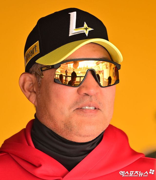 11일 오후 인천SSG랜더스필드에서 열리는 '2025 신한 SOL Bank KBO리그' KIA 타이거즈와 SSG 랜더스의 경기, SSG 이숭용 감독이 취재진과 대화를 나누고 있다. 문학, 김한준 기자