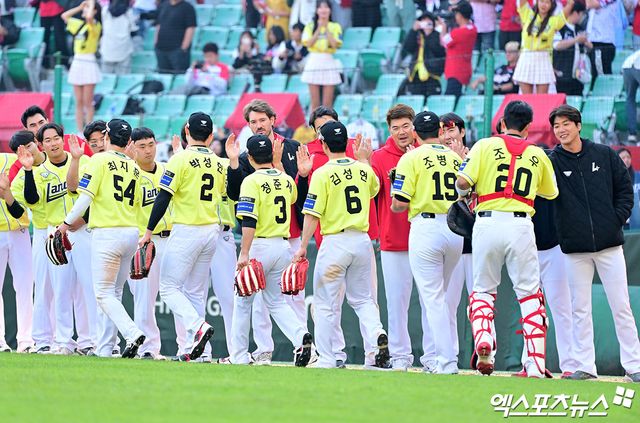 11일 오후 인천SSG랜더스필드에서 열린 '2025 신한 SOL Bank KBO리그' KIA 타이거즈와 SSG 랜더스의 경기, SSG가 선발 화이트의 호투와 조형우의 3타점을 앞세어 KIA에 8:4로 승리했다. 이날 경기에서 승리한 SSG 선수들이 기뻐하고 있다. 문학, 김한준 기자