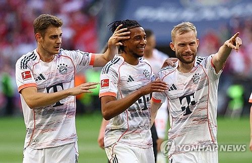 뱅상 콤파니 감독이 이끄는 바이에른 뮌헨이 11일(한국시간) 독일 뮌헨에 있는 알리안츠 아레나에서 열린 보루시아 묀헨글라트바흐에서 열린 2024-2025시즌 분데스리가 33라운드, 뮌헨의 시즌 마지막 홈 경기에서 승리했다.&nbsp; 이미 우승을 확정 지은 뮌헨은 마지막 홈 경기를 승리로 자축하면서 화려한 우승 세레머니를 했다. 아킬레스건 부상으로 명단에 빠진 김민재 역시 이날 경기장에 참석해 세레머니를 함께 했다.&nbsp;연합뉴스