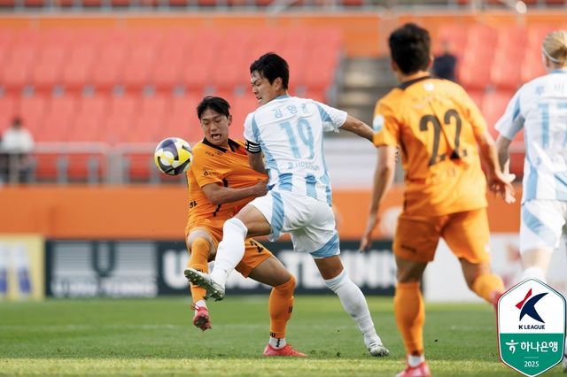 울산HD는 11일 제주월드컵경기장에서 열린 제주SK FC와의 하나은행 K리그1 2025 13라운드 원정 경기에서 2-1 승리를 거뒀다. 이날 울산은 전반 5분 루빅손의 선제골로 리드를 잡았다. 후반 8분 유리 조나탄에게 동점골을 허용했으나 후반 20분 에릭의 결승골이 터지면서 승점 3점을 챙겼다. 제주전 승리로 울산은 승점 24(7승3무5패)가 돼 리그 2위로 도약했다. 반면 리그 11위 제주는 또다시 안방에서 고개를 숙이면서 4연패 수렁에 빠졌다. 한국프로축구연맹 제공