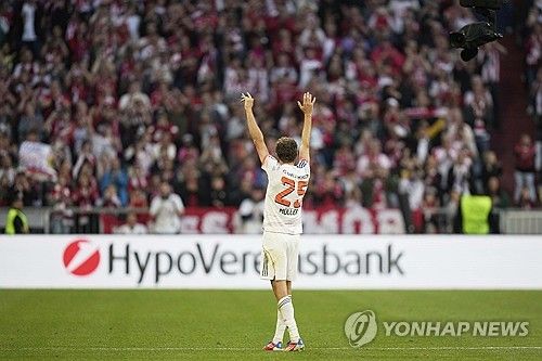 뱅상 콤파니 감독이 이끄는 바이에른 뮌헨이 11일(한국시간) 독일 뮌헨에 있는 알리안츠 아레나에서 열린 보루시아 묀헨글라트바흐에서 열린 2024-2025시즌 분데스리가 33라운드, 뮌헨의 시즌 마지막 홈 경기에서 승리했다.&nbsp; 이미 우승을 확정 지은 뮌헨은 마지막 홈 경기를 승리로 자축하면서 화려한 우승 세레머니를 했다. 아킬레스건 부상으로 명단에 빠진 김민재 역시 이날 경기장에 참석해 세레머니를 함께 했다.&nbsp;연합뉴스