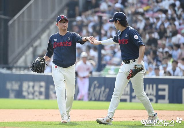 롯데 투수 박세웅(왼쪽)은 11일 수원KT위즈파크에서 열린 '2025 신한 SOL Bank KBO 리그' KT와 더블헤더 1경기에서 선발 등판했다. 최종 성적 6.1이닝 1실점(무자책점)으로 시즌 8승을 챙겨 다승 단독 1위로 올라섰다. 엑스포츠뉴스 DB
