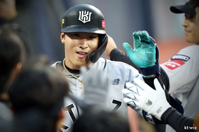 KT 외야수 안현민은 11일 수원KT위즈파크에서 열린 '2025 신한 SOL Bank KBO 리그' 롯데와 더블헤더 2경기에서 4번타자 중견수로 선발 출전했다. 1회말 1타점 적시타로 공격에 활력을 불어넣었다. KT 위즈