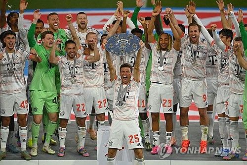 뱅상 콤파니 감독이 이끄는 바이에른 뮌헨이 11일(한국시간) 독일 뮌헨에 있는 알리안츠 아레나에서 열린 보루시아 묀헨글라트바흐에서 열린 2024-2025시즌 분데스리가 33라운드, 뮌헨의 시즌 마지막 홈 경기에서 승리했다.&nbsp; 이미 우승을 확정 지은 뮌헨은 마지막 홈 경기를 승리로 자축하면서 화려한 우승 세레머니를 했다. 아킬레스건 부상으로 명단에 빠진 김민재 역시 이날 경기장에 참석해 세레머니를 함께 했다.&nbsp;연합뉴스