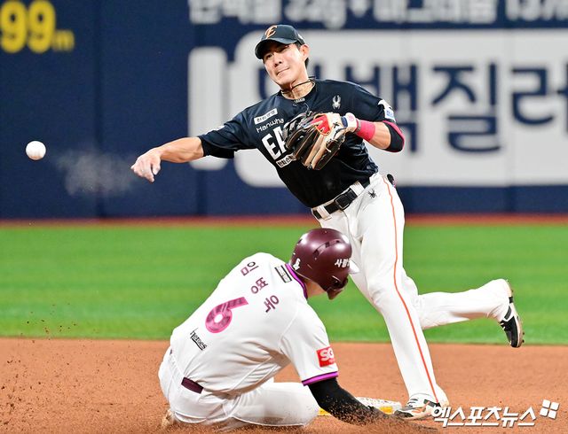 9일 오후 서울 구로구 고척스카이돔에서 열린 '2025 신한 SOL Bank KBO리그' 한화 이글스와 키움 히어로즈의 경기, 5회말 무사 1루 한화 심우준이 키움 김태진의 내야땅볼때 임병욱을 포스아웃 시킨 후 1루로 송구하고 있다. 엑스포츠뉴스DB