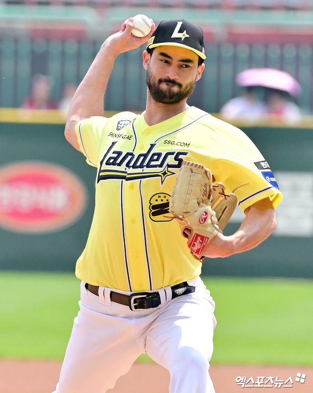 11일 오후 인천SSG랜더스필드에서 열린 '2025 신한 SOL Bank KBO리그' KIA 타이거즈와 SSG 랜더스의 경기, 1회초 SSG 선발툰수 화이트가 공을 힘차게 던지고 있다. 문학, 김한준 기자