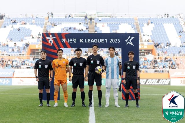 울산HD는 11일 제주월드컵경기장에서 열린 제주SK FC와의 하나은행 K리그1 2025 13라운드 원정 경기에서 2-1 승리를 거뒀다. 이날 울산은 전반 5분 루빅손의 선제골로 리드를 잡았다. 후반 8분 유리 조나탄에게 동점골을 허용했으나 후반 20분 에릭의 결승골이 터지면서 승점 3점을 챙겼다. 제주전 승리로 울산은 승점 24(7승3무5패)가 돼 리그 2위로 도약했다. 반면 리그 11위 제주는 또다시 안방에서 고개를 숙이면서 4연패 수렁에 빠졌다. 한국프로축구연맹 제공