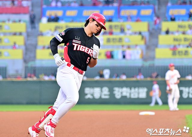 11일 오후 인천SSG랜더스필드에서 열린 '2025 신한 SOL Bank KBO리그' KIA 타이거즈와 SSG 랜더스의 더블헤더 2차전 경기, 4회초 1사 KIA 김도영이 솔로 홈런을 날린 후 그라운드를 돌고 있다. 문학, 김한준 기자