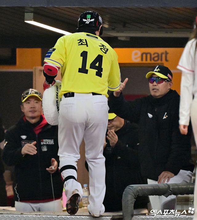 10일 오후 인천SSG랜더스필드에서 열린 '2025 신한 SOL Bank KBO리그' KIA 타이거즈와 SSG 랜더스의 경기, 9회말 2사 SSG 최정이 솔로 홈런을 날린 후 이숭용 감독의 축하를 받고 있다. 문학, 김한준 기자