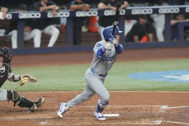 LA 다저스 김혜성이 12일 미국 애리조나주 피닉스의 체이스필드에서 열린 2025 미국프로야구 메이저리그 애리조나 다이아몬드백스와의 원정경기에 8번타자 겸 2루수로 선발 출전해 3타수 1안타를 기록했다. 시즌 타율은 0.316에서 0.318로 소폭 상승했다. AP 연합뉴스