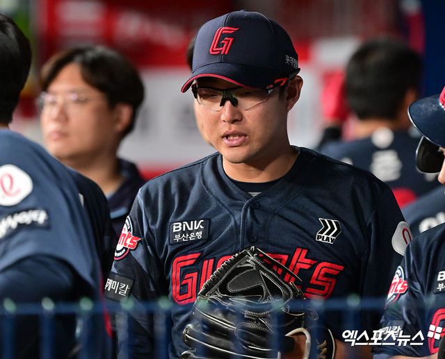 롯데 투수 박세웅(사진)은 11일 수원KT위즈파크에서 열린 '2025 신한 SOL Bank KBO 리그' KT와 더블헤더 1경기에서 선발 등판했다. 최종 성적 6.1이닝 1실점(무자책점)으로 시즌 8승을 챙겨 다승 단독 1위로 올라섰다. 경기 중 자신을 다잡아준 포수 유강남에게 고마운 마음을 전했다. 엑스포츠뉴스 DB