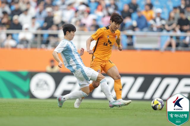 울산HD는 11일 제주월드컵경기장에서 열린 제주SK FC와의 하나은행 K리그1 2025 13라운드 원정 경기에서 2-1 승리를 거뒀다. 이날 울산은 전반 5분 루빅손의 선제골로 리드를 잡았다. 후반 8분 유리 조나탄에게 동점골을 허용했으나 후반 20분 에릭의 결승골이 터지면서 승점 3점을 챙겼다. 제주전 승리로 울산은 승점 24(7승3무5패)가 돼 리그 2위로 도약했다. 반면 리그 11위 제주는 또다시 안방에서 고개를 숙이면서 4연패 수렁에 빠졌다. 한국프로축구연맹 제공