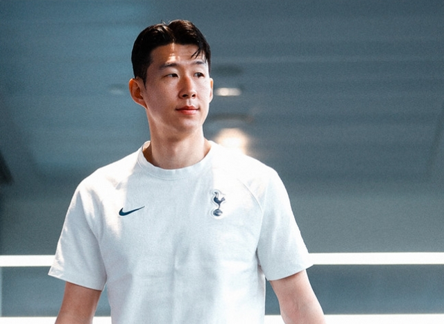 손흥민이 돌아왔다.&nbsp; 오랜만에 손흥민의 이름이 명단에 포함됐다. 선발은 아니지만 교체 명단에 손흥민이 이름을 올렸다. 발 부상 때문에 지난달 울버햄프턴전부터 시작해 약 한 달 동안 경기에 나서지 못했던 손흥민은 7경기 만에 경기를 뛸 수 있게 됐다. 손흥민이 이번 경기에서 복귀전을 치를지 관심이다. 사진 토트넘