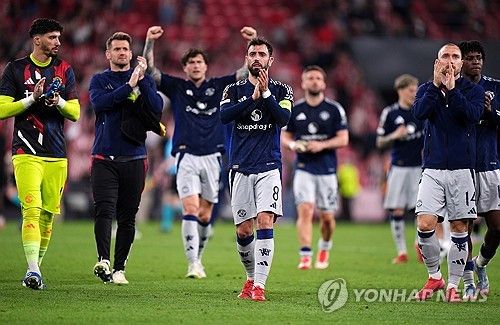 벨기에 국적의 이적시장 전문 기자 사샤 타볼리에리가 11일(한국시간) 자신의 사회관계망서비스(SNS)를 통해 독점 보도하면서 사우디아라비아 프로리그 알힐랄이 브루누 페르난데스 측과 협상 중이라고 전했다.&nbsp;연합뉴스