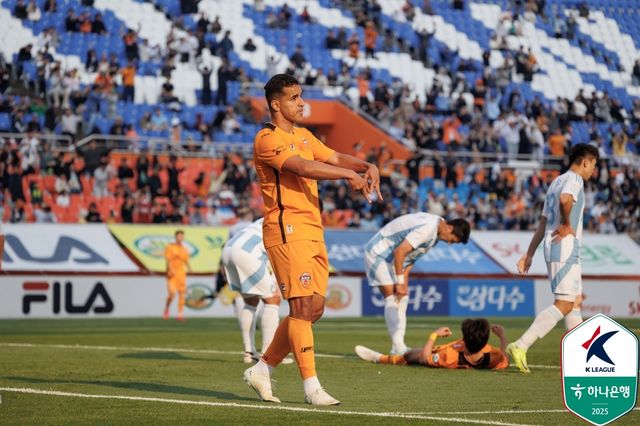 울산HD는 11일 제주월드컵경기장에서 열린 제주SK FC와의 하나은행 K리그1 2025 13라운드 원정 경기에서 2-1 승리를 거뒀다. 이날 울산은 전반 5분 루빅손의 선제골로 리드를 잡았다. 후반 8분 유리 조나탄에게 동점골을 허용했으나 후반 20분 에릭의 결승골이 터지면서 승점 3점을 챙겼다. 제주전 승리로 울산은 승점 24(7승3무5패)가 돼 리그 2위로 도약했다. 반면 리그 11위 제주는 또다시 안방에서 고개를 숙이면서 4연패 수렁에 빠졌다. 한국프로축구연맹 제공