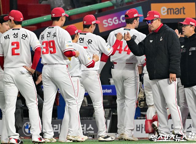 11일 오후 인천SSG랜더스필드에서 열린 '2025 신한 SOL Bank KBO리그' KIA 타이거즈와 SSG 랜더스의 더블헤더 2차전 경기, SSG가 선발 김광현의 호투에 힘입어 KIA에 5:1로 승리하며 더블헤더 싹쓸이 승리에 성공했다. 이날 경기에서 승리한 SSG 이숭용 감독이 선수단과 함께 기뻐하고 있다. 인천, 김한준 기자