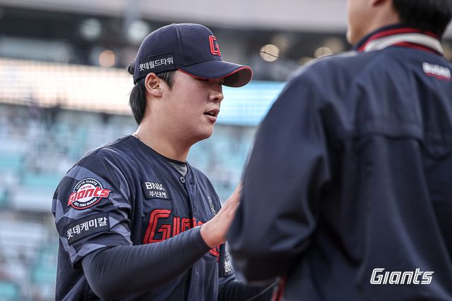 롯데 투수 이민석은 지난 11일 수원KT위즈파크에서 열린 '2025 신한 SOL Bank KBO 리그' KT와 더블헤더 2경기에서 선발 등판했다. 6이닝 1실점으로 퀄리티스타트 호투를 선보여 눈길을 끌었다. 롯데 자이언츠