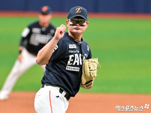 9일 오후 서울 구로구 고척스카이돔에서 열린 '2025 신한 SOL Bank KBO리그' 한화 이글스와 키움 히어로즈의 경기, 한화가 문현빈의 결승 솔로포에 힘입어 키움에 7:5로 승리하며 26년 만에 10연승을 기록했다. 9회말 한화 김서현이 공을 힘차게 던지고 있다. 엑스포츠뉴스 DB