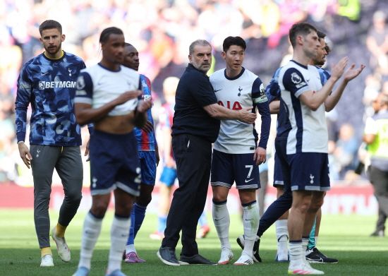 손흥민은 12일(이하 한국시간) 영국 런던의 토트넘 홋스퍼 스타디움에서 열린 크리스털 팰리스와의 2024-2025 잉글리시 프리미어리그(EPL) 36라운드 홈 경기에서 교체 선수 명단에 이름을 올린 뒤 토트넘이 0-2로 끌려가던 후반 13분 페드로 포로가 나오면서 투입됐다. 손흥민은 32분간 뛰면서 슈팅도 하고 드리블도 했다. 손흥민은 이날 출전으로 프리미어리그 통산 출전 332회를 기록하면서 33년간 축구종가 최상위 레벨의 축구 리그를 뛴 수많은 선수들 중 출전 순위 98위를 기록하게 됐다. 연합뉴스
