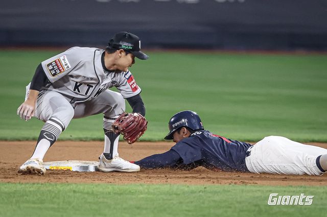 롯데 외야수 장두성(사진, 오른쪽)은 콘택트 능력을 끌어올려 롯데 외야에 활력을 불어넣고 있다. 황성빈이 부상 이탈한 만큼 그 공백을 채워줄지도 많은 관심이 쏠린다. 롯데 자이언츠