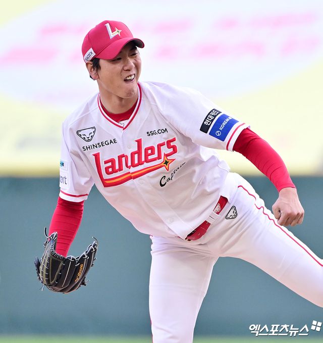 11일 오후 인천SSG랜더스필드에서 열린 '2025 신한 SOL Bank KBO리그' KIA 타이거즈와 SSG 랜더스의 더블헤더 2차전 경기, 1회초 SSG 선발투수 김광현이 공을 힘차게 던지고 있다. 인천, 김한준 기자