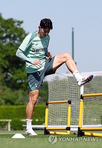 연합뉴스에 따르면, 손흥민은 지난 12일 유럽축구연맹(UEFA) 유로파리그 결승전을 앞두고 영국 런던에 있는 토트넘 홋스퍼 훈련장에서 진행된 미디어 데이에서 한국 취재진과 만나 커리어 첫 우승에 대한 간절함을 드러냈다.연합뉴스