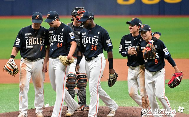 9일 오후 서울 구로구 고척스카이돔에서 열린 '2025 신한 SOL Bank KBO리그' 한화 이글스와 키움 히어로즈의 경기, 한화가 문현빈의 결승 솔로포에 힘입어 키움에 7:5로 승리하며 26년 만에 10연승을 기록했다. 이날 경기에서 승리한 한화 선수들이 기뻐하고 있다. 엑스포츠뉴스 DB