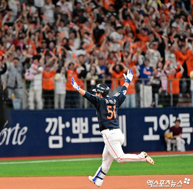 9일 오후 서울 구로구 고척스카이돔에서 열린 '2025 신한 SOL Bank KBO리그' 한화 이글스와 키움 히어로즈의 경기, 한화가 문현빈의 결승 솔로포에 힘입어 키움에 7:5로 승리하며 26년 만에 10연승을 기록했다. 9회초 2사 한화 문현빈이 솔로 홈런을 날린 후 그라운드를 돌고 있다. 엑스포츠뉴스 DB