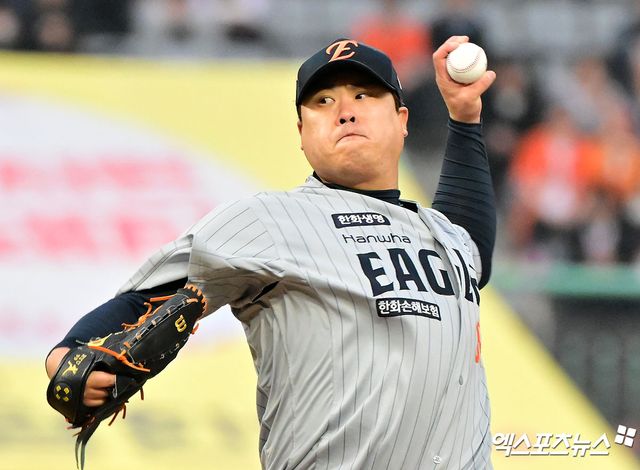 한화 투수 류현진은 오는 13일 대전한화생명볼파크에서 열릴 '2025 신한 SOL Bank KBO 리그' 두산과 주중 3연전 첫 경기에서 선발 등판한다. 그는 대전 신구장에서 극강의 투구를 선보이고 있다. 13연승을 향한 기대감이 커지는 현재다. 엑스포츠뉴스 DB