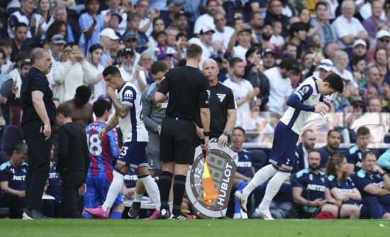 손흥민은 12일(이하 한국시간) 영국 런던의 토트넘 홋스퍼 스타디움에서 열린 크리스털 팰리스와의 2024-2025 잉글리시 프리미어리그(EPL) 36라운드 홈 경기에서 교체 선수 명단에 이름을 올린 뒤 토트넘이 0-2로 끌려가던 후반 13분 페드로 포로가 나오면서 투입됐다. 손흥민은 32분간 뛰면서 슈팅도 하고 드리블도 했다. 손흥민은 이날 출전으로 프리미어리그 통산 출전 332회를 기록하면서 33년간 축구종가 최상위 레벨의 축구 리그를 뛴 수많은 선수들 중 출전 순위 98위를 기록하게 됐다. 연합뉴스