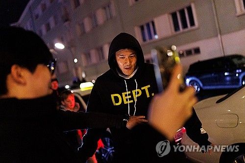 바이에른 뮌헨이 지난 11일 홈구장인 독일 뮌헨 알리안츠 아레나에서 2024-2025시즌 독일 분데스리가 우승 세리머니를 펼친 가운데 같은 포지션 경쟁자로 다음 시즌 프랑스 AS 모나코와 3년 계약한 에릭 다이어가 김민재의 우승 세리머니를 권하기 위해 멱살을 잡는 장면이 화제가 되고 있다. 시상식장에서 그 만큼 김민재를 챙겨줬다는 뜻이다. 연합뉴스