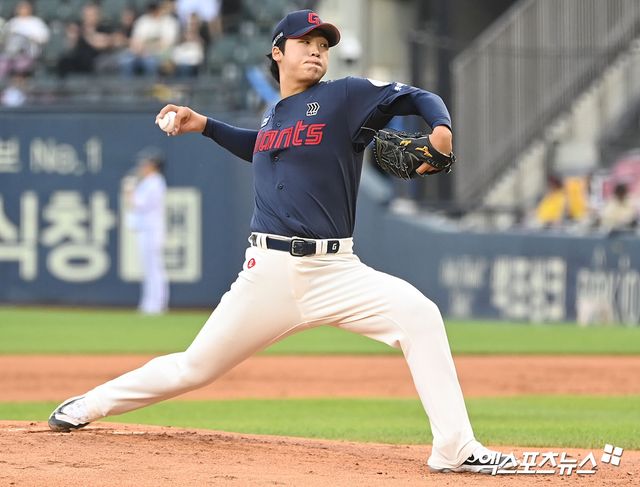 롯데 투수 이민석은 지난 11일 수원KT위즈파크에서 열린 '2025 신한 SOL Bank KBO 리그' KT와 더블헤더 2경기에서 선발 등판했다. 6이닝 1실점으로 퀄리티스타트 호투를 선보여 눈길을 끌었다. 엑스포츠뉴스 DB