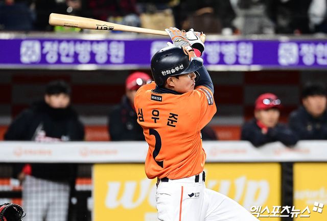 한화 내야수 심우준은 지난 10일 고척스카이돔에서 열린 '2025 신한 SOL Bank KBO 리그' 키움전에서 4회초 손현기의 포심 패스트볼에 왼쪽 무릎을 맞았다. 검진 결과 비골 골절이 확인돼 12일 1군 엔트리에서 빠졌다. 엑스포츠뉴스 DB