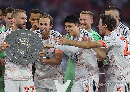 바이에른 뮌헨이 지난 11일 홈구장인 독일 뮌헨 알리안츠 아레나에서 2024-2025시즌 독일 분데스리가 우승 세리머니를 펼친 가운데 같은 포지션 경쟁자로 다음 시즌 프랑스 AS 모나코와 3년 계약한 에릭 다이어가 김민재의 우승 세리머니를 권하기 위해 멱살을 잡는 장면이 화제가 되고 있다. 시상식장에서 그 만큼 김민재를 챙겨줬다는 뜻이다. 연합뉴스