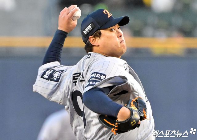 한화 투수 류현진은 오는 13일 대전한화생명볼파크에서 열릴 '2025 신한 SOL Bank KBO 리그' 두산과 주중 3연전 첫 경기에서 선발 등판한다. 그는 대전 신구장에서 극강의 투구를 선보이고 있다. 13연승을 향한 기대감이 커지는 현재다. 엑스포츠뉴스 DB