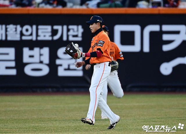 한화 내야수 심우준은 지난 10일 고척스카이돔에서 열린 '2025 신한 SOL Bank KBO 리그' 키움전에서 4회초 손현기의 포심 패스트볼에 왼쪽 무릎을 맞았다. 검진 결과 비골 골절이 확인돼 12일 1군 엔트리에서 빠졌다. 엑스포츠뉴스 DB