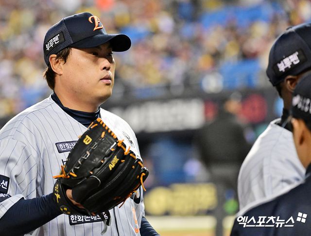 한화 투수 류현진은 오는 13일 대전한화생명볼파크에서 열릴 '2025 신한 SOL Bank KBO 리그' 두산과 주중 3연전 첫 경기에서 선발 등판한다. 그는 대전 신구장에서 극강의 투구를 선보이고 있다. 13연승을 향한 기대감이 커지는 현재다. 엑스포츠뉴스 DB
