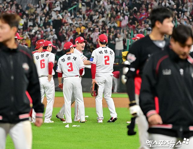 11일 오후 인천SSG랜더스필드에서 열린 '2025 신한 SOL Bank KBO리그' KIA 타이거즈와 SSG 랜더스의 더블헤더 2차전 경기, SSG가 선발 김광현의 호투에 힘입어 KIA에 5:1로 승리하며 더블헤더 싹쓸이 승리에 성공했다. 이날 경기에서 승리한 SSG 선수들이 기뻐하고 있다. 인천, 김한준 기자