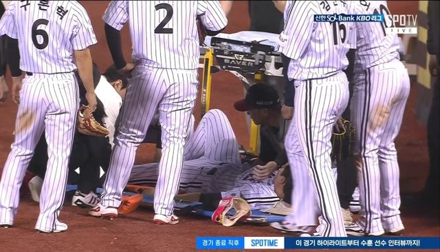 LG 외야수 홍창기(가운데)는 13일 잠실구장에서 열린 '2025 신한 SOL Bank KBO 리그' 키움과 주중 3연전 첫 번째 경기에서 1번타자 우익수로 선발 출전했다. 홈런포를 포함해 3타점으로 공격에 활력을 불어넣었으나 경기 종료 직전 수비 과정에서 다쳐 구급차를 타고 병원으로 후송됐다. SPOTV 중계화면 캡처
