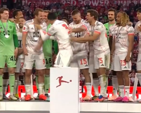 바이에른 뮌헨이 지난 11일 홈구장인 독일 뮌헨 알리안츠 아레나에서 2024-2025시즌 독일 분데스리가 우승 세리머니를 펼친 가운데 같은 포지션 경쟁자로 다음 시즌 프랑스 AS 모나코와 3년 계약한 에릭 다이어가 김민재의 우승 세리머니를 권하기 위해 멱살을 잡는 장면이 화제가 되고 있다. 시상식장에서 그 만큼 김민재를 챙겨줬다는 뜻이다. 스카이스포츠 독일