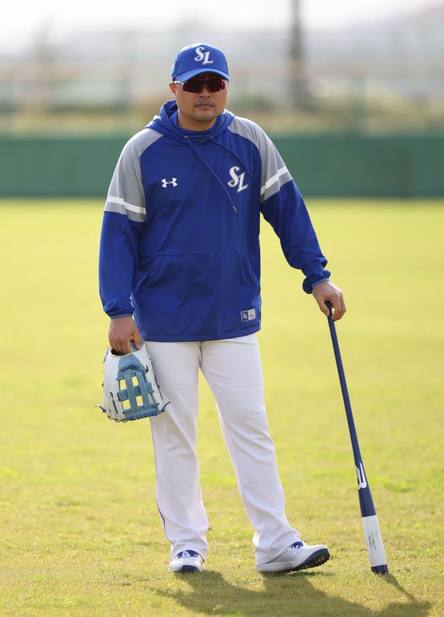 삼성 라이온즈 박한이 코치가 선수들의 훈련을 지켜보고 있다. 삼성 라이온즈