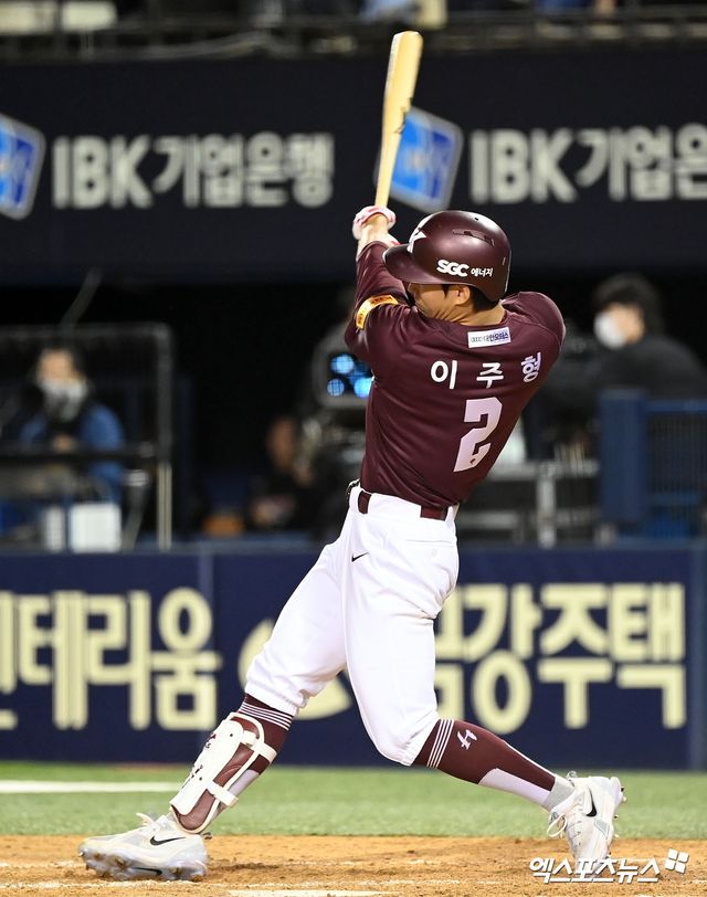 키움 외야수 이주형은 13일 잠실구장에서 열린 '2025 신한 SOL Bank KBO 리그' LG와 주중 3연전 첫 번째 경기에서 3번타자 중견수로 선발 출전했지만, 오른쪽 발목 통증으로 2회말 대수비로 교체됐다. 엑스포츠뉴스 DB
