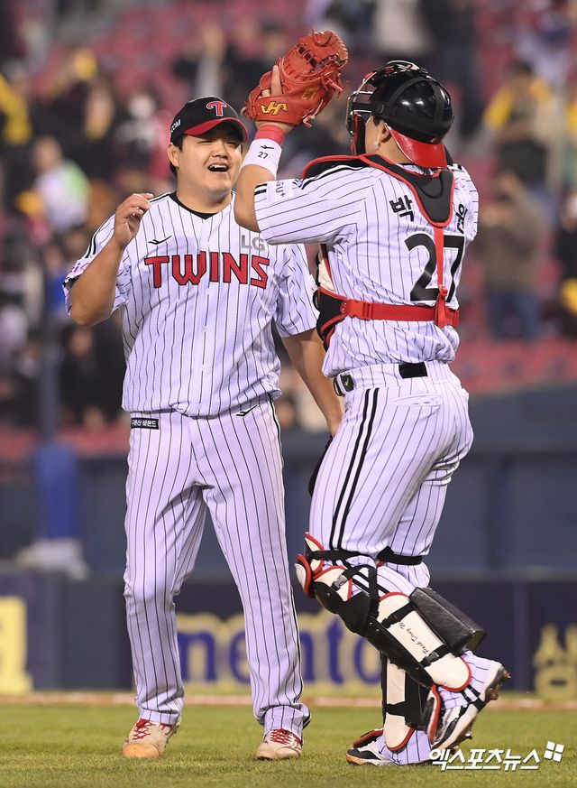 LG 투수 장현식(왼쪽)은 13일 잠실구장에서 열릴 '2025 신한 SOL Bank KBO 리그' 키움과 주중 3연전 첫 경기를 앞두고 오른쪽 광배근 부상으로 1군 엔트리에서 빠졌다. 그는 스프링캠프에 이어 또다시 자리 비우게 됐다. 엑스포츠뉴스 DB